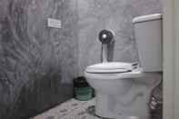 In-room Bathroom Baan Mook Anda Hostel
