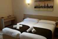 Kamar Tidur Hostal Barcelona Travel