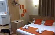 Kamar Tidur 3 Hostal Barcelona Travel