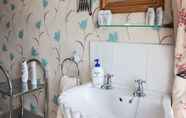 Toilet Kamar 7 Newlands Hall Farmouse B&B