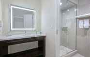 Toilet Kamar 7 Hawthorn Suites By Wyndham McAllen