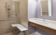 ห้องน้ำภายในห้อง 6 Microtel Inn & Suites By Wyndham Cadiz