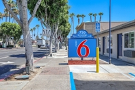 Luar Bangunan Motel 6 Tustin, CA – Orange County