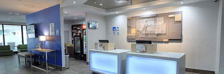 Lobby Holiday Inn Express & Suites Toronto Airport West, an IHG Hotel