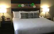 ห้องนอน 6 Days Inn & Suites by Wyndham Lindsay