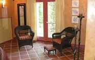 ล็อบบี้ 3 Salt Spring Carriage House B&B