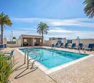 Swimming Pool 7 La Quinta Inn & Suites by Wyndham Corpus Christi - Portland