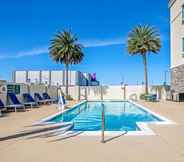 Swimming Pool 2 La Quinta Inn & Suites by Wyndham Corpus Christi - Portland