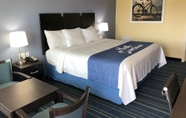 Bedroom 6 Days Inn by Wyndham Charles Town/Harpers Ferry