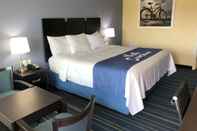 Bedroom Days Inn by Wyndham Charles Town/Harpers Ferry