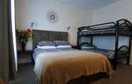 Kamar Tidur 6 Black Rooster Guesthouse