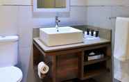 In-room Bathroom 6 Birchwood Hotel and OR Tambo Conference Centre