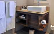In-room Bathroom 4 Birchwood Hotel and OR Tambo Conference Centre