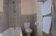 Toilet Kamar 4 Lamphey Park