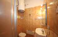 Toilet Kamar 5 Oleandro Holiday Apartments