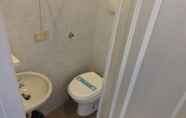 Toilet Kamar 4 Hotel Marte