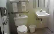 Toilet Kamar 4 Rodeway Inn