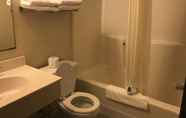 Toilet Kamar 5 Rodeway Inn