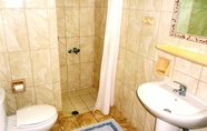 Toilet Kamar 3 Ibiscus Hotel Malia