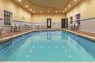Swimming Pool La Quinta Inn & Suites by Wyndham Claremore