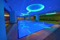 Swimming Pool Ramada Hotel & Suites by Wyndham Istanbul Merter