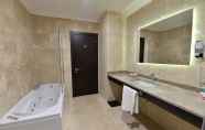 In-room Bathroom 4 Ramada Hotel & Suites by Wyndham Istanbul Merter