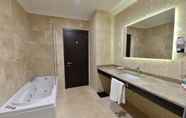 Bilik Mandi dalam Bilik 4 Ramada Hotel & Suites by Wyndham Istanbul Merter