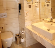 Toilet Kamar 7 Sirius Deluxe Hotel - All Inclusive