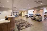 Lobby Hampton Inn & Suites Pittsburgh/Harmarville