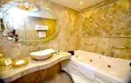 In-room Bathroom 7 Chokhi Dhani Resort Jaipur