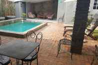 Kolam Renang Bartholomew's Loft