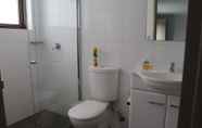 Toilet Kamar 7 Strathfield Executive Accommodation