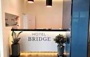 Lobby 6 Hotel Bridge