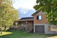 Exterior Fraser River Outpost Lodge