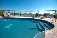 Swimming Pool The Inn at Cobble Beach