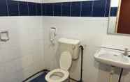 Toilet Kamar 5 One Hotel