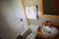 Toilet Kamar Overlook Inn & Cabins