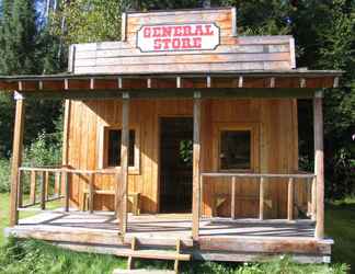 Exterior 2 Fort Wells Gray Rustic Cabins Hostel