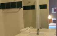 In-room Bathroom 7 Hobbit Hotel Zaventem