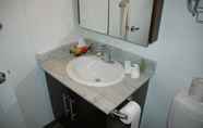 Toilet Kamar 5 Livingsuites Toronto - 20 Blue Jays Way