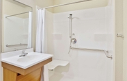 Bilik Mandi dalam Bilik 2 WoodSpring Suites Virginia Beach