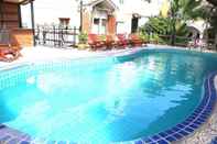 Kolam Renang New iHouse Hotel - Hostel