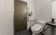 Toilet Kamar 6 Youngbin Hotel