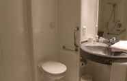 In-room Bathroom 4 Ibis Budget Castelnaudary