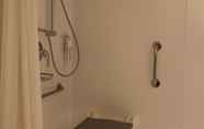 In-room Bathroom 5 Ibis Budget Castelnaudary