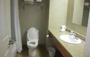 Toilet Kamar 6 Auberge Bouctouche Inn & Suites