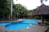 Kolam Renang Alona Tropical Beach Resort