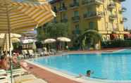 Swimming Pool 5 Hotel Bella Peschiera