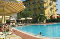 Swimming Pool Hotel Bella Peschiera
