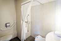 In-room Bathroom B&B Hotel Lyon St Bonnet Mi-Plaine
